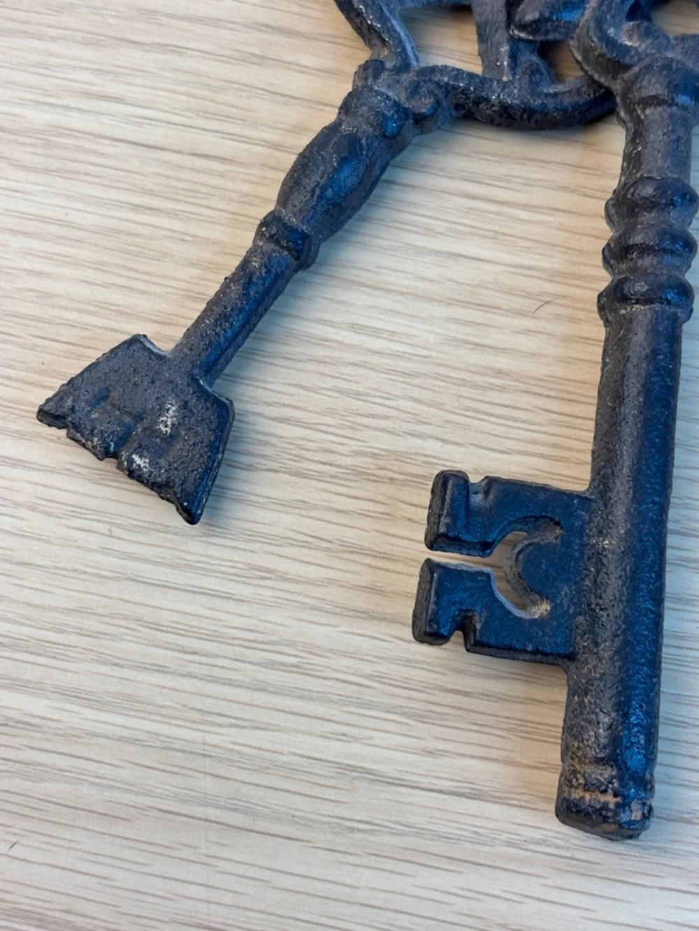 Decorative Vintage-Style‎ Black Iron Skeleton Keys and Padlock Wall Accent Heavy